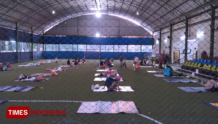 Pengungsi ledakan tangki Pertamina RU VI Balongan Indramayu di Bumi Patra.(Foto: Muhamad Jupri/TIMES Indonesia)