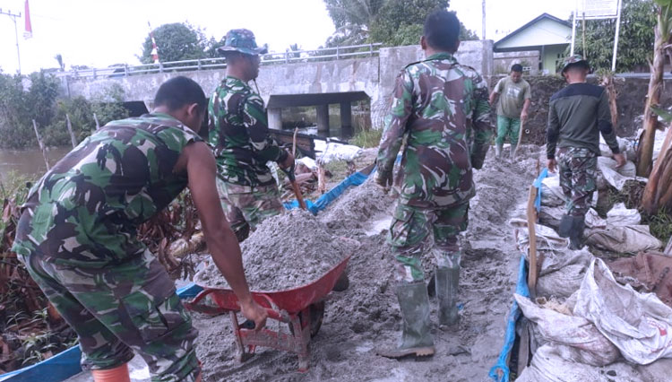 Roda Gerobak Dorong Arco Terus Berputar di Lokasi TMMD Saka Lagun. (FOTO: AJP TIMES Indonesia)