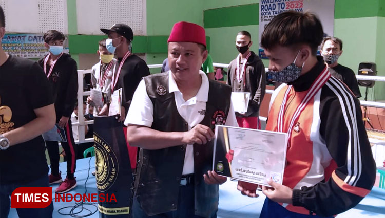Wagub Jawa Barat Uu Ruzhanul Ulum memberikan medali kepada seorang juara pada Kejuaraan Wali Kota Cup Road To Porprov 2022 di Gedung Olahraga Sukapura, Kota Tasikmalaya (FOTO: Harniwan Obech/TIMES Indonesia)
