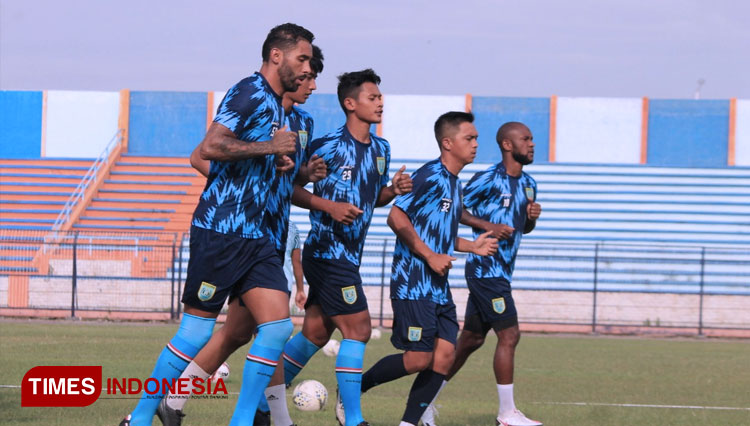 Zah Rahan Krangar (paling ujung) bersama para pemain Persela lainnya saat menjalani latihan di Stadion Surajaya Lamongan. (Foto: MFA Rohmatillah/TIMES Indonesia)