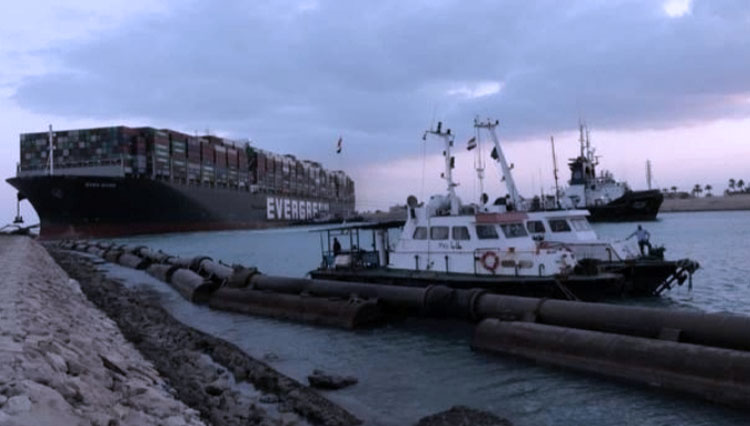 Kapal Ever Given, salah satu kapal kontainer terbesar di dunia yang kandas di Terusan Suez, Mesir.(FOTO:Reuters)