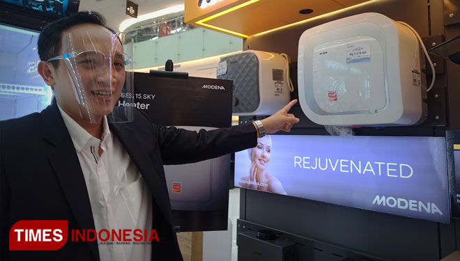 Albertus Sapta, Branch Manager Modena Indonesia Cabang Surabaya menunjukkan produk water heater terbaru berteknologi IoT, Senin (29/3/2021).(Foto : Lely Yuana/TIMES Indonesia) 
