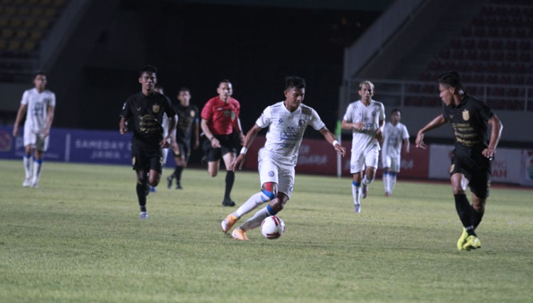Dedik Setiawan menguasai bola saat melawan PSIS. (Foto: media officer Arema FC)