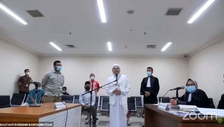 Habib Rizieq dari Bareskrim Polri menghadiri persidangan di Pengadilan Negeri Jakarta Timur. (Foto: dok kanal YouTube Pengadilan Negeri Jakarta Timur)