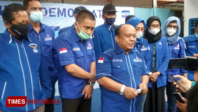 Heri Sebayang didampingi jajaran pengurus DPD Demokrat DIY saat memberikan keterangan pada media. (Foto : Totok Hidayat/TIMES Indonesia)