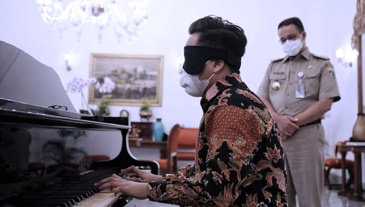 Jefri Setiawan Catat Rekor Dunia: Main 150 Lagu Diiringi Piano dengan Mata Tertutup