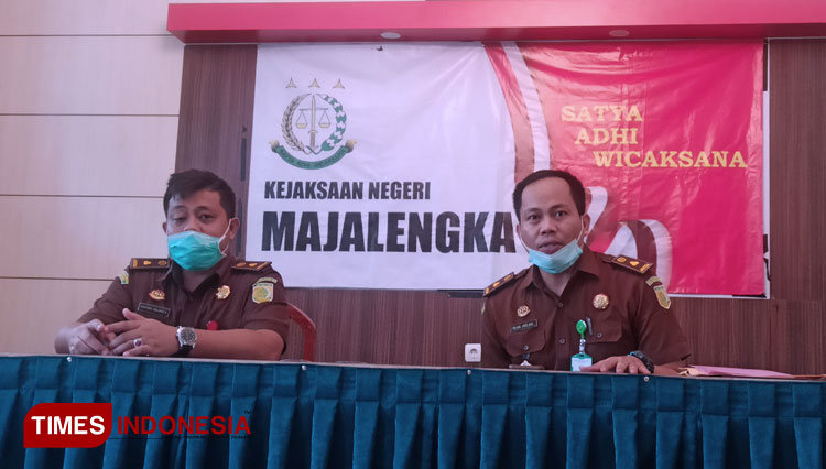 Kasi Intel, Elan Jaelani didampingi Kasi Pidsus, Guntoro Janjang Saptodie menggelar konferensi pers tindak pidana korupsi di tubuh PD SMU Majalengka: (Foto: Jaja Sumarja/TIMES Indonesia)