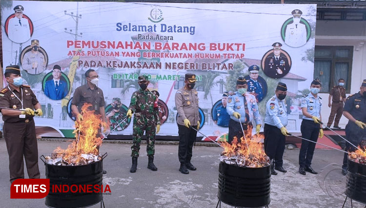 Kejaksaan Negeri (Kejari) Blitar memusnahkan ribuan barang bukti yang diperoleh sepanjang 2020, Selasa (30/3/2021). (Foto: Sholeh/TIMES Indonesia) 