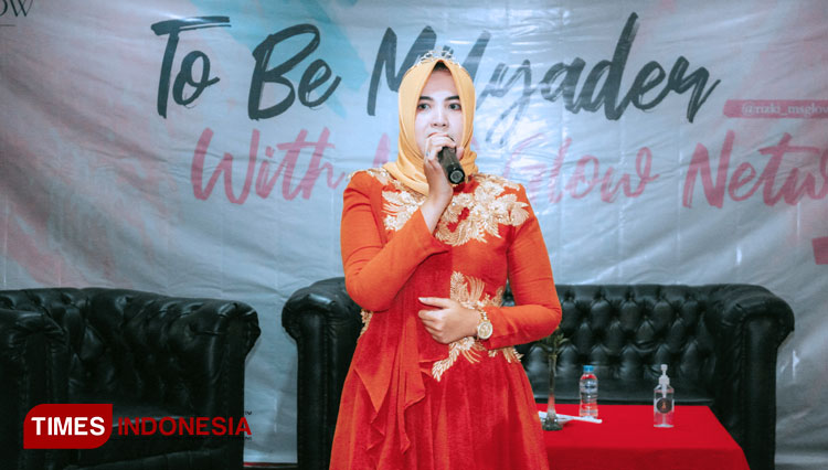 Nadhifah Rizki Utami dalam acara pemberian reward kepada membernya. (FOTO: AJP TIMES Indonesia)
