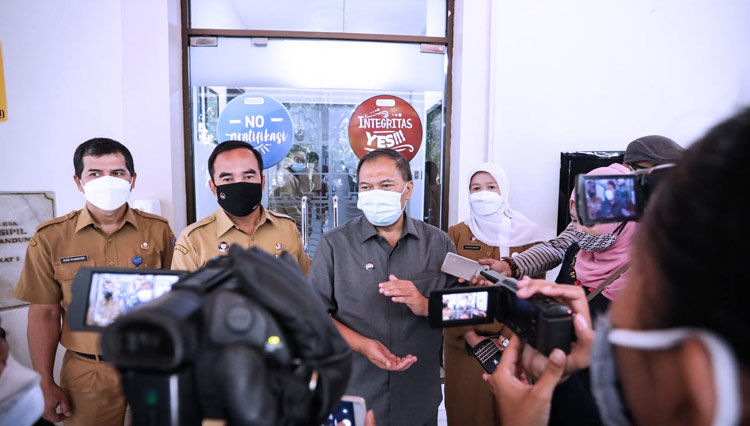 Wali Kota Bandung Oded M. Danial di Kantor Disdukcapil Kota Bandung, Senin (29/3/21).(FOTO: Humas Pemkot for TIMES Indonesia)