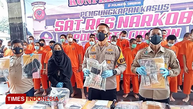 Satuan Reserse Narkoba Polresta Cirebon saat menunjukkan barang bukti narkoba.  (Foto: Dede Sofiyah/TIMES Indonesia)