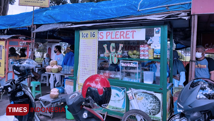 An Es Pleret vendor at Blitar, East Java. (PHOTO: Shinta Miranda/TIMES Indonesia)