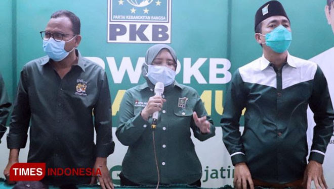 Sekertaris DPW PKB, Anik Maslachah (tengah). (Foto: dok. TIMES Indonesia)