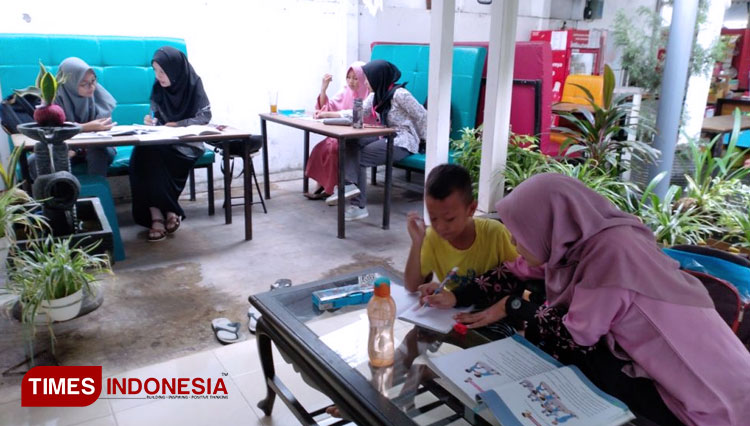 Yessles lakukan partnership dengan 10 Coffee Shop di Madiun untuk dukung sektor pendidikan dan ekonomi di masa pandemi. (Foto : Dok. Yessles for TIMES Indonesia)