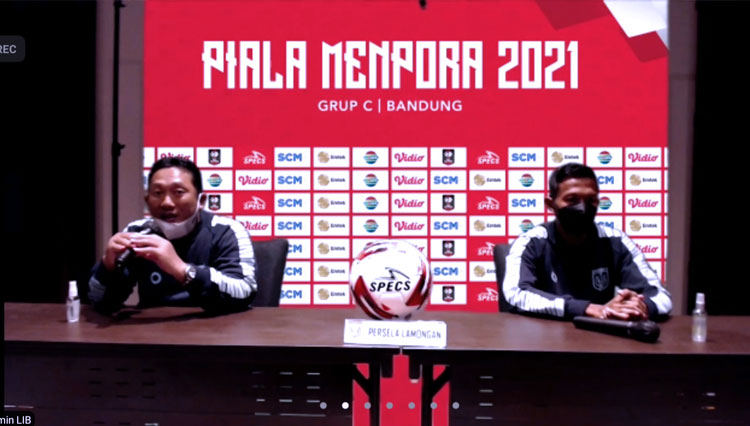 Asisten Pelatih Persela, Didik Ludianto didampingi Kapten Persela, Eky Taufik, saat sesi konferensi pers sebelum pertandingan, Rabu (31/3/2021). (FOTO: Tangkapan layar Zoom panitia Piala Menpora)