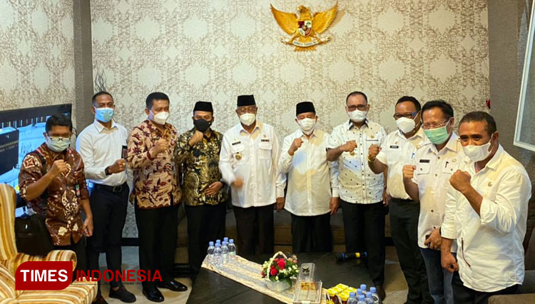 Foto bersama usai pertemuan dan penandatanganan MoU Kawasan Khusus Ibukota Sofifi. (Foto: Mukti for TIMES Indonesia)