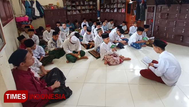 Para santri Pondok Pesantren Darussalam Blokagung, Banyuwangi mengikuti kegiatan membaca kilat 300 kitab. (Foto: Ponpes Darussalam Blokagung for TIMES Indonesia)