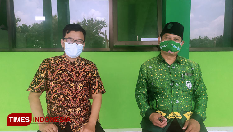Baju (Coklat) Habib, Guru SMK NU 1 Jogoroto, Jombang, (Hijau) H Syamsul Arifin, Ketua PC Pergunu Jombang (Foto: Rohmadi/TIMES Indonesia)