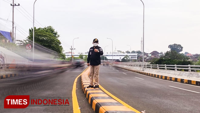 Wali Kota Malang, Sutiaji saat berada di tengah ruas jalan jembatan Kedungkandang. (Foto: Rizky Kurniawan Pratama/TIMES Indonesia)