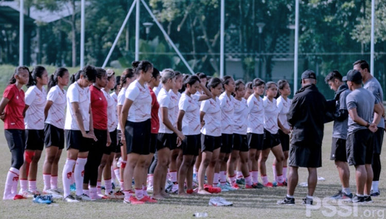 Para pemain Timnas Wanita Indonesia saat mengikuti acara perpisahan di hari terakhir pemusatan latihan (TC) dengan tim pelatih di Jakarta (FOTO: Dokumen/PSSI)