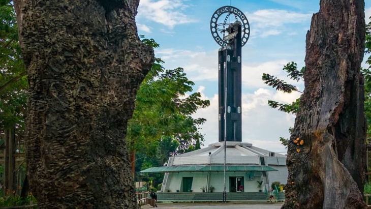 Tugu-Khatulistiwa.jpg