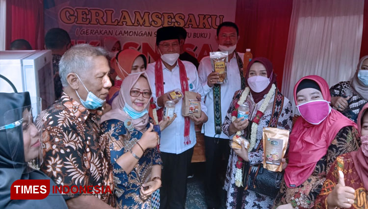 Bupati Lamongan Yuhronur Effendi didampingi Wabup Abdul Rouf saat menunjukkan beberapa produk UMKM Lamongan yang siap untuk dipajang di outlet khusus waralaba, Rabu (31/03/2021), (FOTO: Moch. Nuril Huda/TIMES Indonesia)