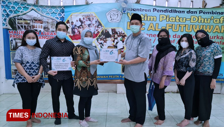 Penyerahan simbolik bantuan kepada pesantren yatim piatu dan dhuafa oleh THE 1O1 Hotel Jakarta. (Foto-foto: THE 1O1 Hotel Jakarta for TIMES Indonesia)