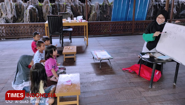KSM-T Unisma Malang Dampingi Anak-Anak Belajar