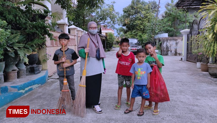 Tularkan Kebiasaan Baik, KSM-T Unisma Malang Ajak Anak Kerjabakti Bersihkan Lingkungan
