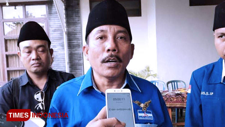 Ketua DPC Demokrat Kabupaten Bangkalan, H Abdurrahman ketika memberikan keterangan kepada awak media. (FOTO: Mustofa for TIMES Indonesia)
