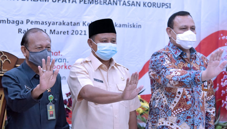 Ketua KPK RI Firli Bahuri (kanan) saat Penyuluhan Antikorupsi di Lembaga Pemasyarakatan Kelas 1 Sukamiskin, Kota Bandung, Rabu (31/3/21). (FOTO: Humas Jabar)