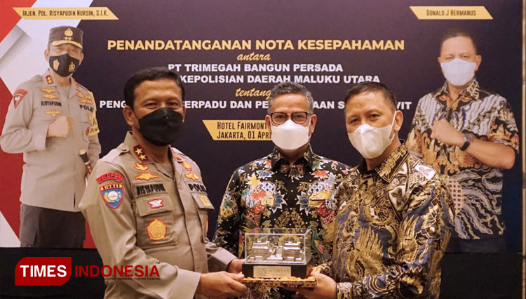 Penyerahan cinderamata Harita Nickel ke Polda Malut usai penandatanganan MoU. (Foto: Harita Nickel for TIMES Indonesia)