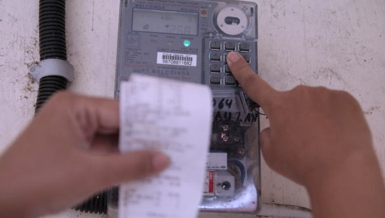 Ilustrasi memasukkan pulsa token listrik PLN (FOTO: ANTARA/Prasetia Fauzani)