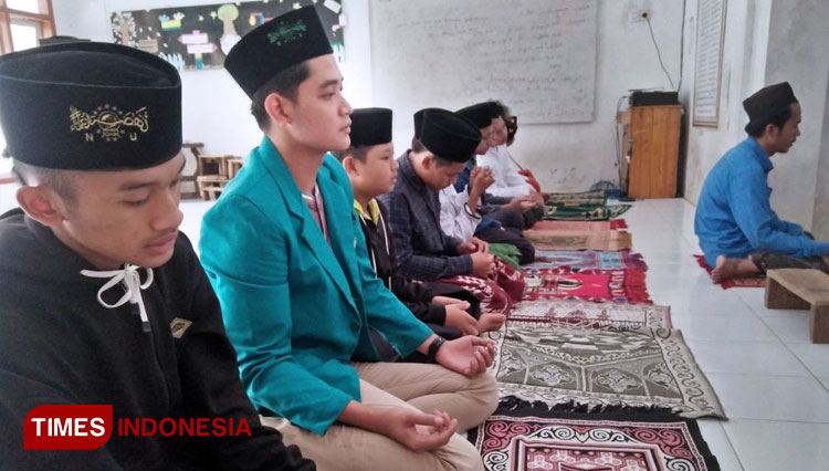 Mahasiswa Unisma Malang Ajak Santri Membiasakan Shalat Dhuha