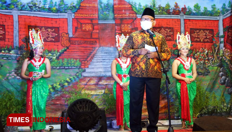 Wakil Bupati Banyuwangi, H. Sugirah saat membuka pertunjukan Janger (Foto: Rizki Alfian/ TIMESIndonesia)