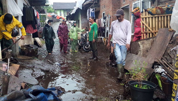 BPBD dan relawan melakukan penanganan banjir di Desa Sumbergondo, Kecamatan Bumiaji. (Foto: Pusdalops BPBD Kota Batu for TIMES Indonesia)