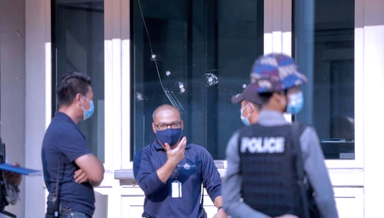 Lubang peluru terlihat di jendela di American Center di Yangon, Myanmar dan Menlu AS Antony Blinken saat mengikuti pertemuan virtual dengan Sekretaris Jenderal PBB Antonio Guterres. (FOTO: VOA)