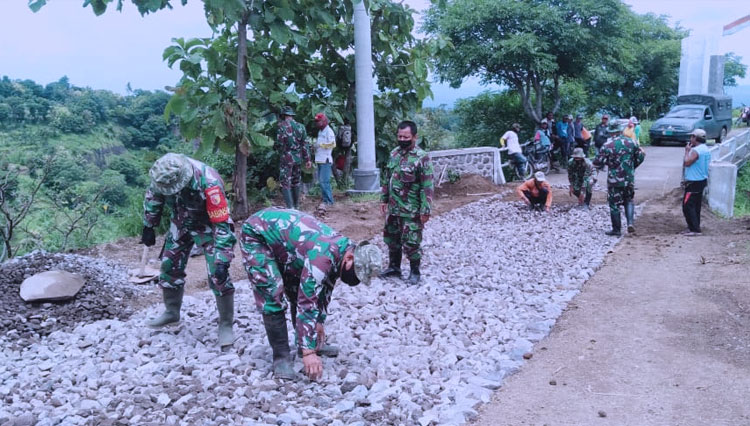 The process of the lapen road work in Botolinggo was carried out by TNI soldiers. (Foto: Penrem 083/Bdj for TIMES Indonesia)