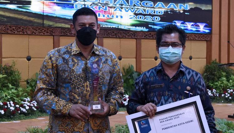 tunjukkan-penghargaan-BKN-Award.jpg