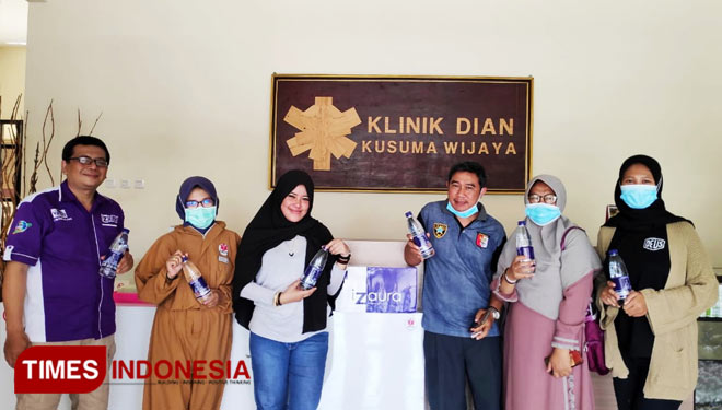 Pasutri Iksan dan Puji Rahayu ketika mendistribusikan Air Kesehatan Izaura. (Foto: Iksan for TIMES Indonesia)