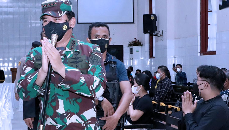 Panglima TNI Marsekal Hadi Tjahjanto saat memantau pengamanan Gereja Katedral Makassar, Jumat (2/4/2021). (FOTO: Puspen TNI)