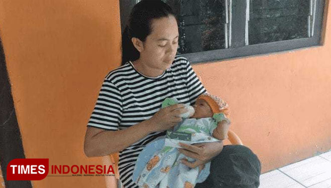 Katharina Amelia Radamuri peserta JKN-KIS BPJS Kesehatan usai menjalani operasi caesar bersama bayinya(FOTO:Habibudin/TIMES Indonesia)