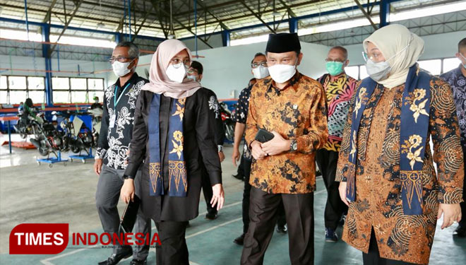 Bupati Banyuwangi Ipuk Fiestiandani Azwar Anas saat mendampingi Menteri Ketenagakerjaan Ida Fauziyah (Foto: Rizki Alfian/TIMES Indonesia)