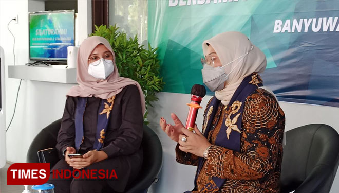 Menteri Ketenagakerjaan RI Ida Fauziyah bersama Bupati Banyuwangi Ipuk Fiestiandani. (FOTO: Agung Sedana/ TIMES Indonesia)