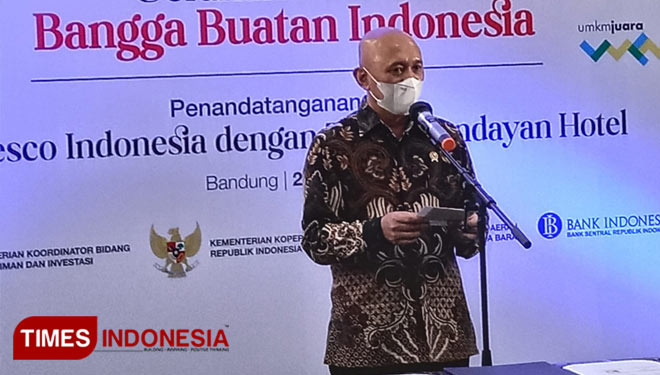 Menteri Koperasi dan UKM, Teten Masduki saat penandatanganan MoU antara Smesco Indonesia dengan Accors Hotel Group Indonesia di Kota Bandung, Jumat (2/4/21). (FOTO: Fazar/TIMES Indonesia)