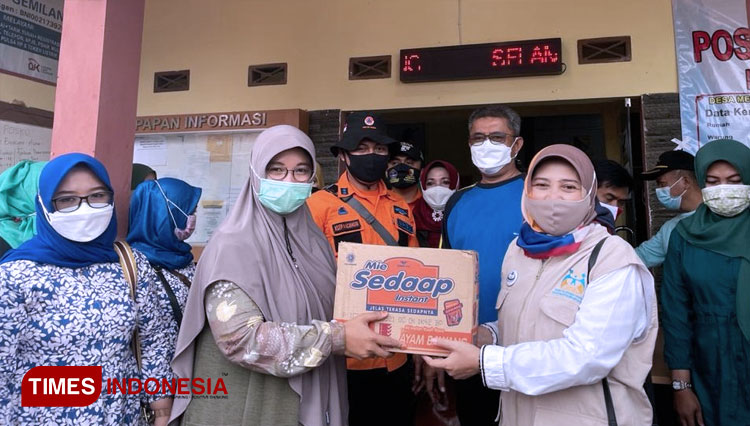 Istri Bupati Bandung terpilih Ny Hj Emma Dety Supriatna meninjau lokasi bencana angin puting beliung di Kec Cimenyan, Kab Bandung, Jumat (2/4/21). (FOTO: Iwa/TIMES Indonesia)