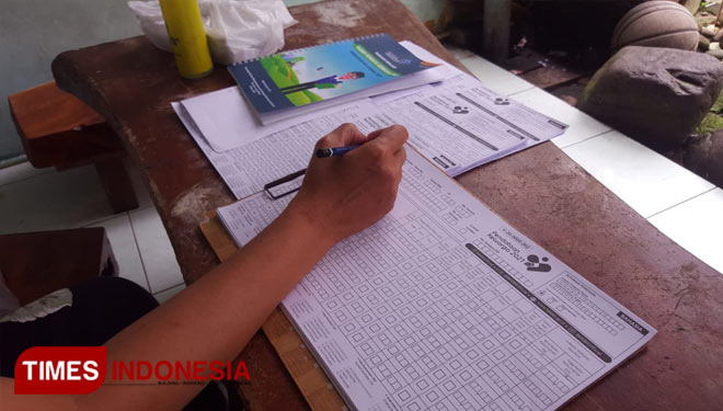 Seorang kader pendata dari Kelurahan Kahuripan, Kecamatan Tawang, Kota Tasikmalaya sedang mengisi formulir F/I/PK/22 (Harniwan Obech/Times Indonesia)