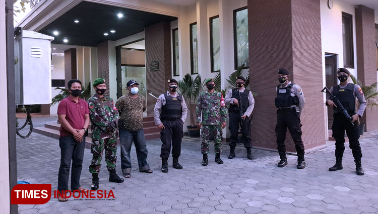 Polisi-saat-jaga-ketat-Gereja-Maria-Ratu-Para-Rasul-Jalan-Jokotole-Pamekasan-2.jpg