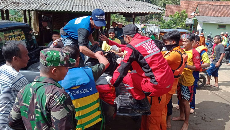 Proses evakuasi jasad korban a