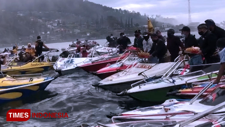 Rangkaian acara larung sesaji b